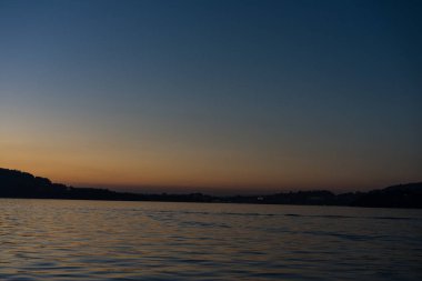 dağlar ile göl Lucerne üzerinde günbatımı tekne açık gökyüzü görüntülenen