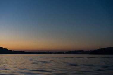 dağlar ile göl Lucerne üzerinde günbatımı tekne açık gökyüzü görüntülenen