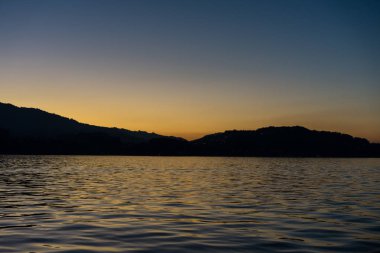 dağlar ile göl Lucerne üzerinde günbatımı tekne açık gökyüzü görüntülenen