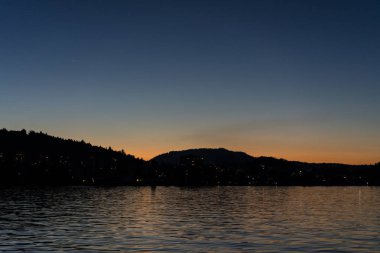 su ve kırmızı gökyüzü ile göl Lucerne üzerinde günbatımı