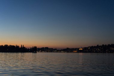 su ve kırmızı gökyüzü ile göl Lucerne üzerinde günbatımı