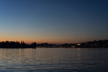 su ve kırmızı gökyüzü ile göl Lucerne üzerinde günbatımı