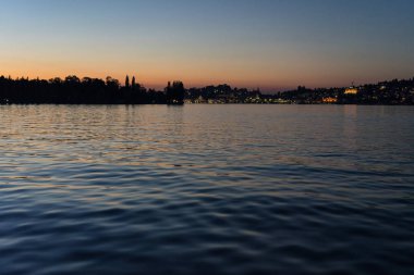 su ve kırmızı gökyüzü ile göl Lucerne üzerinde günbatımı