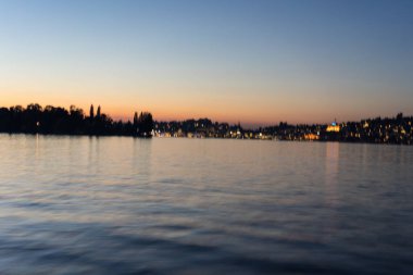su ve kırmızı gökyüzü ile göl Lucerne üzerinde günbatımı