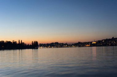 su ve kırmızı gökyüzü ile göl Lucerne üzerinde günbatımı