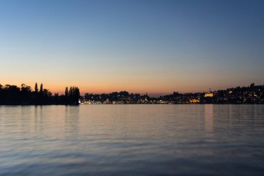 su ve kırmızı gökyüzü ile göl Lucerne üzerinde günbatımı