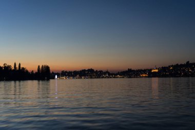 su ve kırmızı gökyüzü ile göl Lucerne üzerinde günbatımı