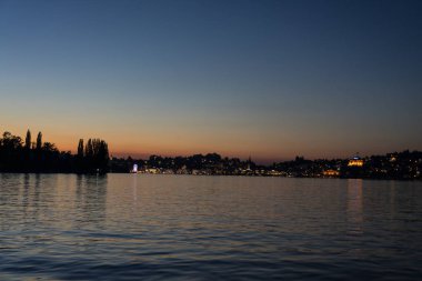 su ve kırmızı gökyüzü ile göl Lucerne üzerinde günbatımı