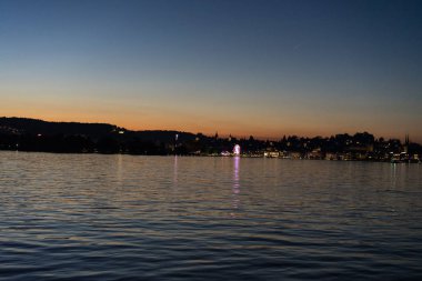 su ve kırmızı gökyüzü ile göl Lucerne üzerinde günbatımı