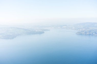 Dört Kanton Gölü üzerinden sis ile buergenstock görünümünü