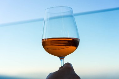 şarap bardak içki ile önünde mavi göl ikonik arka plan