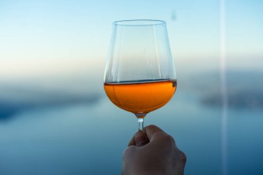 şarap bardak içki ile önünde mavi göl ikonik arka plan