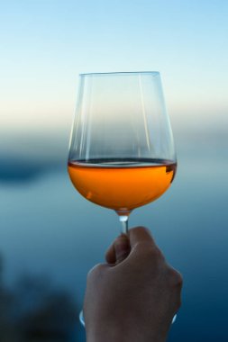 şarap bardak içki ile önünde mavi göl ikonik arka plan