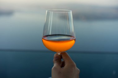 şarap bardak içki ile önünde mavi göl ikonik arka plan