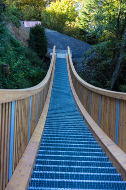 Wodden zincir köprü orman alanında