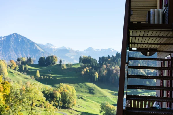 Bergzicht met houten trap in Luzern Zwitserland — Stockfoto