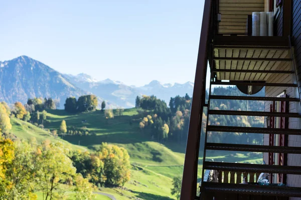 Lucerne Switzerland 'da ahşap merdivenlerle dağ manzarası — Stok fotoğraf