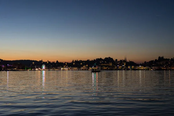 Sonnenuntergang am Vierwaldstättersee mit Stadtpanorama und Wasserspiegelung beliebtes Touristenziel in der Schweiz — Stockfoto