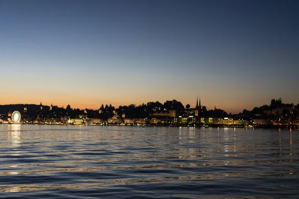 Sonnenuntergang am Vierwaldstättersee mit Stadtpanorama und Wasserspiegelung beliebtes Touristenziel in der Schweiz — Stockfoto