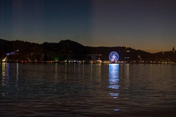 Matahari terbenam di danau lucerne dilihat dari perahu dengan latar belakang kota — Stok Foto