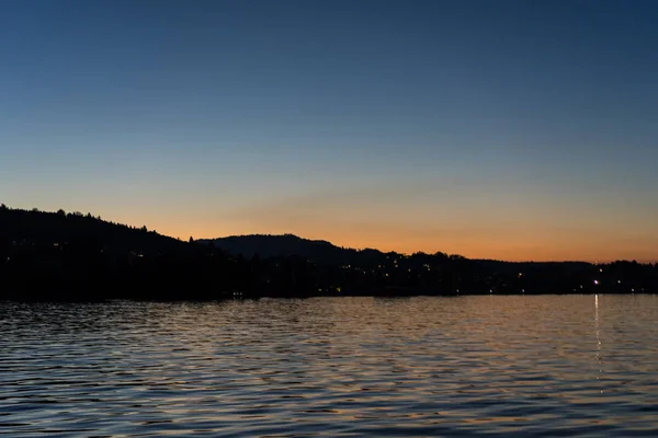 Solnedgång på sjön Lucerne med berg sedd från båten klar himmel — Stockfoto