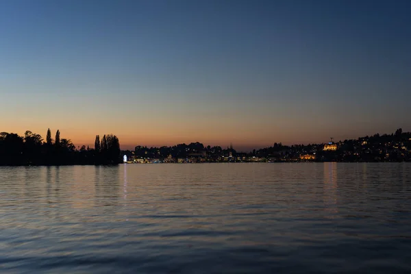 Matahari terbenam di atas danau lucerne dengan air dan langit merah — Stok Foto
