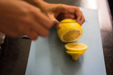 bıçak ve el ile mutfakta limon kesme