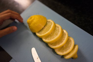 bıçak ve el ile mutfakta limon kadar dilimlenmiş