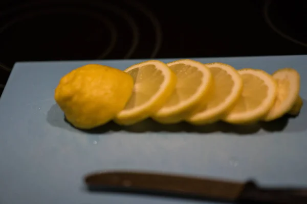 Fresh juicy lemon. Slice thin slices on a cutting board — Stock Photo, Image