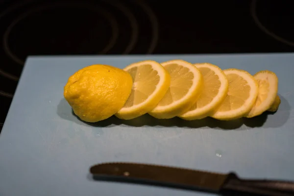 Citron frais juteux. Trancher des tranches minces sur une planche à découper — Photo