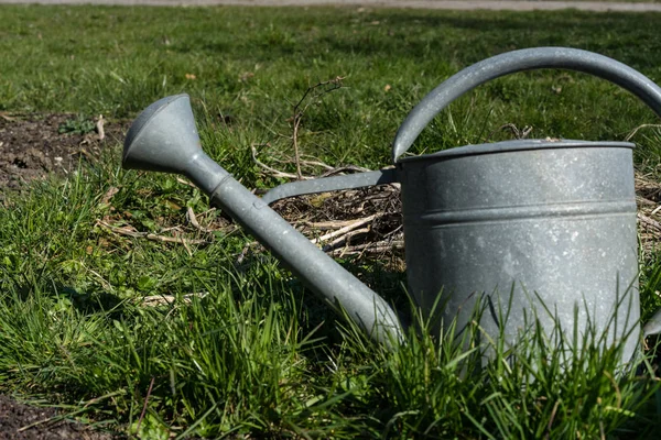 Una vecchia annaffiatoio d'argento in giardino — Foto Stock