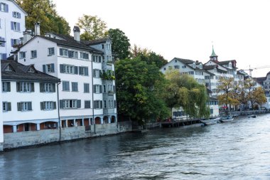 Limmat nehir ve ev cephe ile Zürih şehir