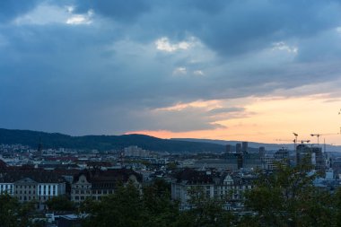 Zürih, Isviçre gece günbatımında şehir panoraması