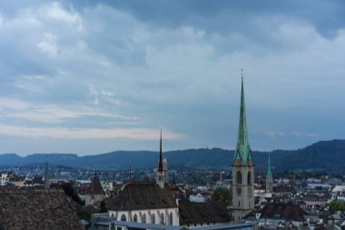 Zürih, Isviçre gece günbatımında şehir panoraması