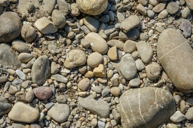kahverengi renkte Gölü kıyısında taş