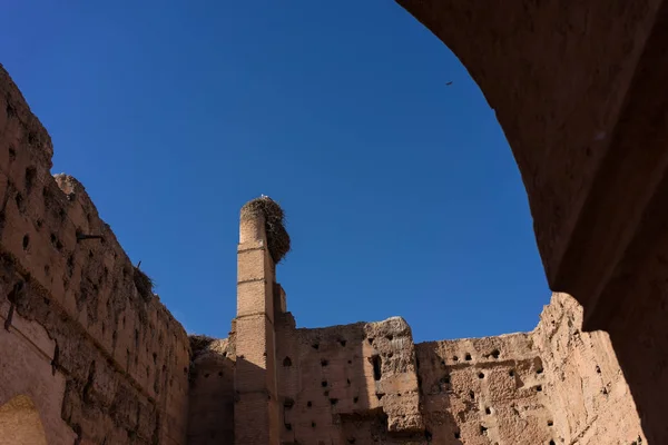 Starožitný historický červené zdi v arabské pevnosti nebo palác — Stock fotografie