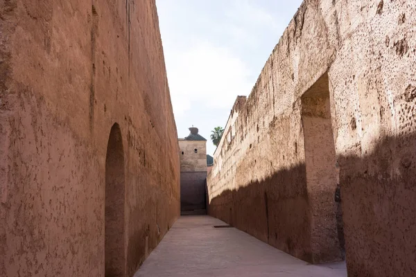 Anciens murs rouges historiques dans la forteresse arabique ou palais — Photo