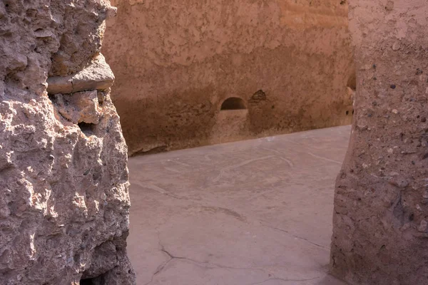Античные исторические красные стены в арабской крепости или дворце — стоковое фото