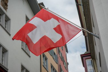İsviçre bayrağını bina cephe
