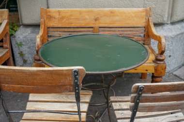 Bir kaldırım restoran üzerinde meşgul sandalye ve masa