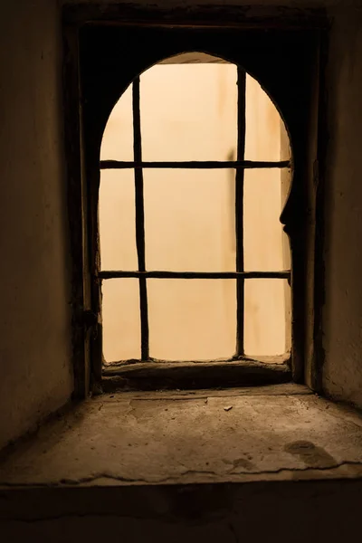 Régi rozsdás ablak, ijesztő és hátborzongató — Stock Fotó