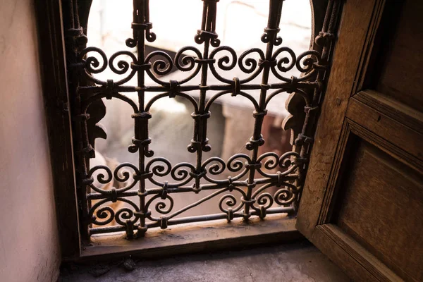 Escena de la calle en Marrakech miró a través de ventana de hierro — Foto de Stock