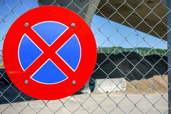 No parking sign in red and blue on metal fence — Stock Photo, Image