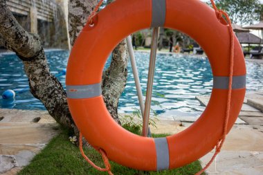 Çit, Yüzme Havuzu yakınındaki üzerinde deniz lifebuoy