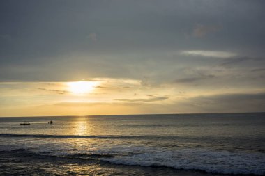 Okyanusu günbatımı Bali, Endonezya küçük tekne su ile