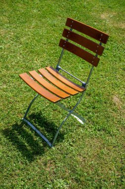 kahverengi sandalyede çayır dışında tek