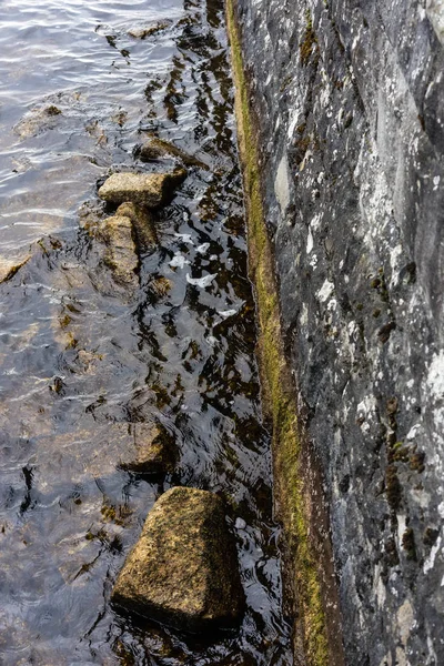 水上の海岸の大きな壁 — ストック写真