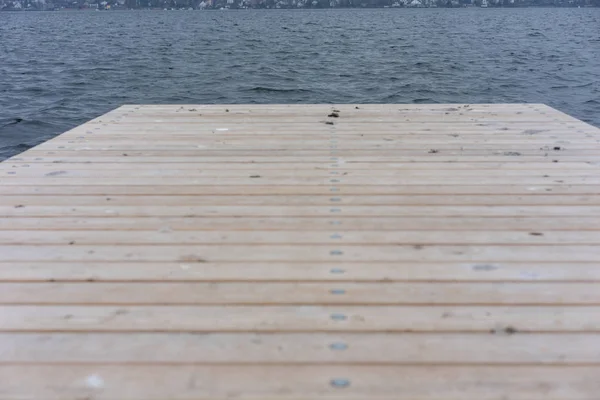 Deck de madeira em zurique lago no inverno — Fotografia de Stock