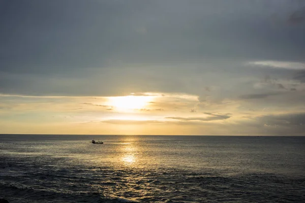 Ocean View günbatımı Bali, Endonezya Jimbaran plajda