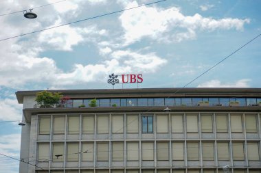 Zürih, İsviçre, 17.06.2018 Paradeplatz meydanda headquater ofiste UBS logosu